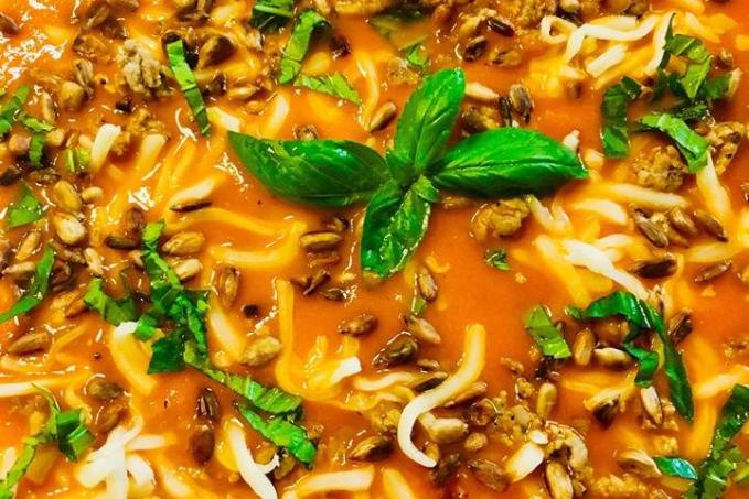 Krémová rajčatová polévka s mletým masem, mozzarellou, slunečnicovými semínky a bazalkou - LC