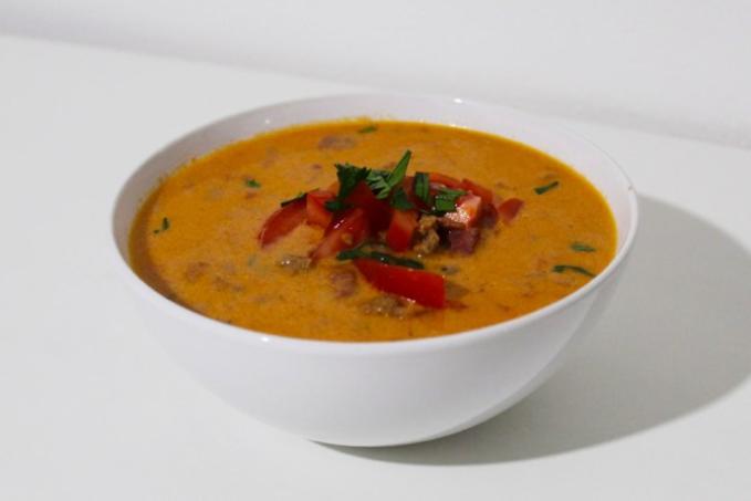 Sýrová polévka se slaninou a mletým masem (LCHF, Keto)