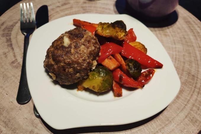 Karbanátky plněné sýrem, pečená zelenina LC