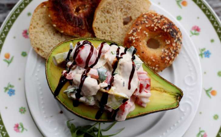 Avokádo plněné salátem