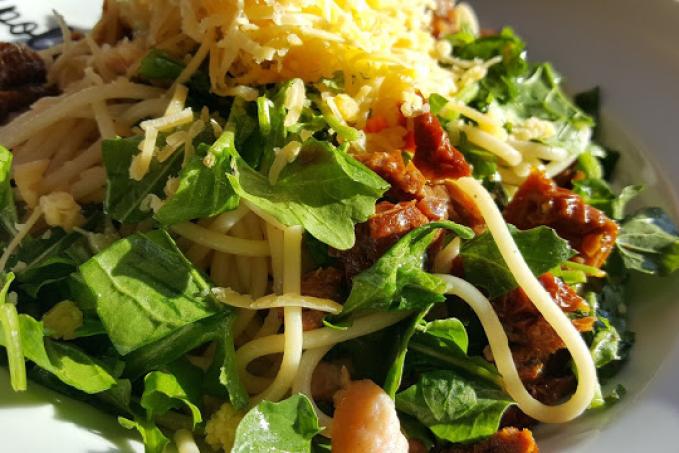 Špagety s uzeným lososem a sušenými rajčaty