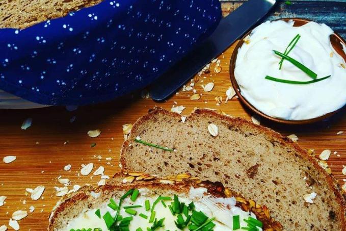 Jemné tmavé chleby zadělávané zakysanou smetanou Madeta a minerálkou Magnézia - bez lepku, laktózy, vajec