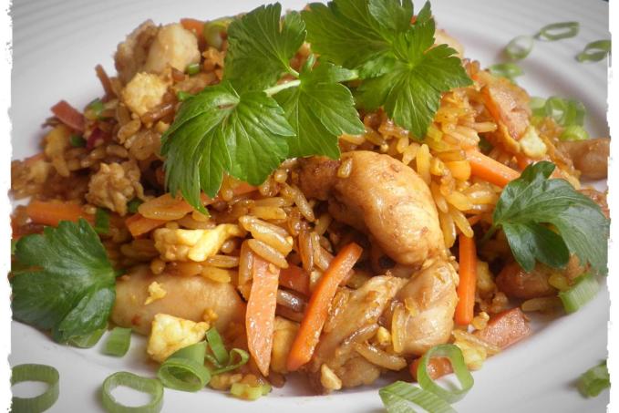 SMAŽENÁ RÝŽE S KUŘECÍM MASEM