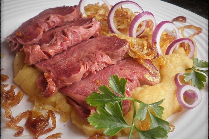 UZENÝ HOVĚZÍ JAZYK S HRACHOVOU KAŠÍ