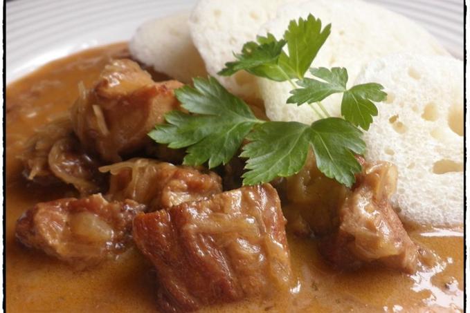 SEGEDÝNSKÝ GULÁŠ Z POMALÉHO HRNCE