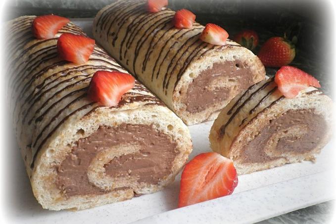 ARAŠÍDOVÁ ROLÁDA S ČOKOLÁDOVÝM KRÉMEM