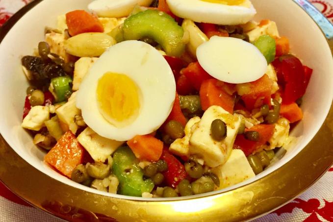 Miešaný šalát s mungo fazuľkami