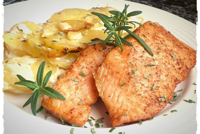 LOSOS PEČENÝ NA MÁSLE A SMETANOVÉ BRAMBORY