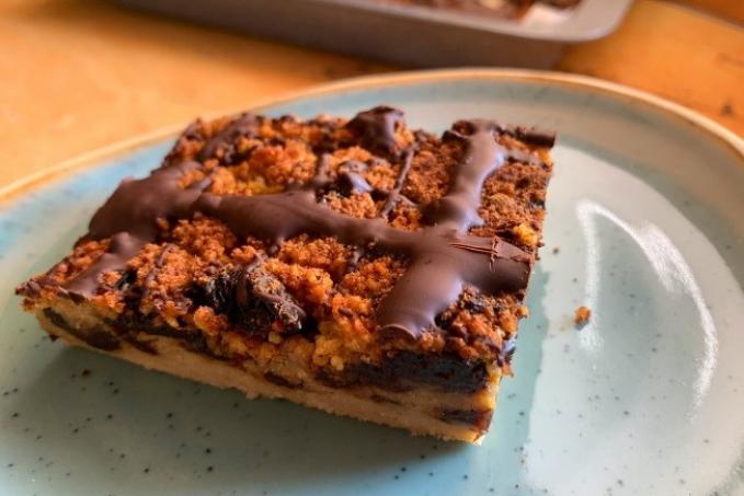 Kuskusovník se švestkami a meruňkovou marmeládou