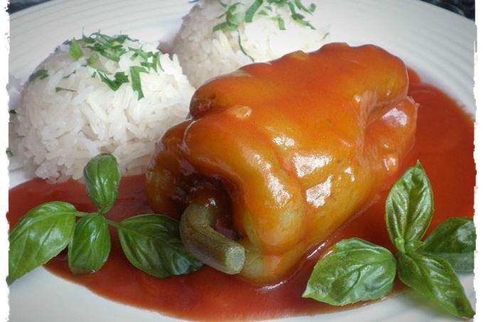 PLNĚNÁ PAPRIKA S RAJSKOU OMÁČKOU