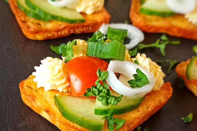 Sýrové krekry zdobené vajíčkovým krémem a zeleninou - LC