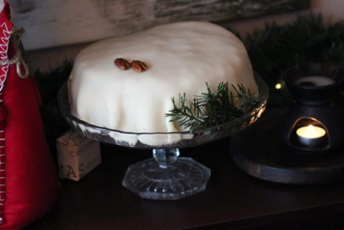 Ořechový dort s pařížskou šlehačkou,banánem a marcipánem