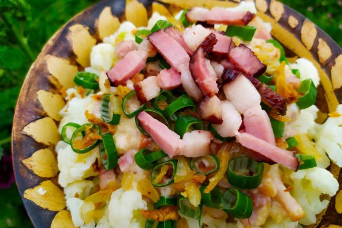 Květákové halušky s bryndzou, slaninou a křupavou cibulkou.