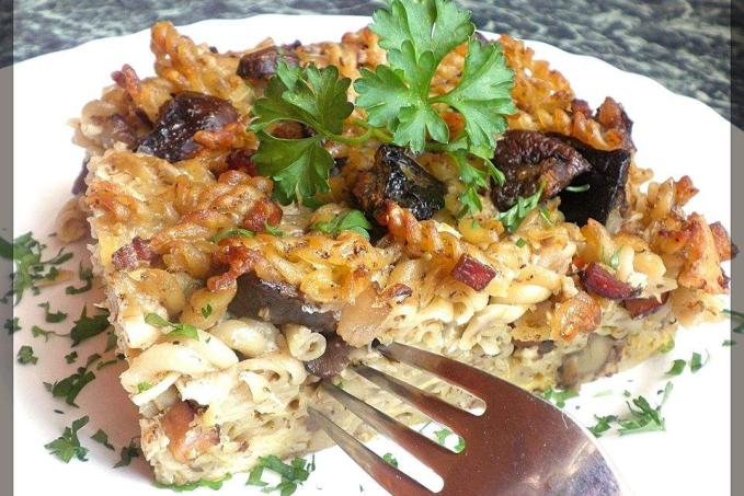 ZAPEČENÉ TĚSTOVINY S HOUBAMI A UZENÝM MASEM