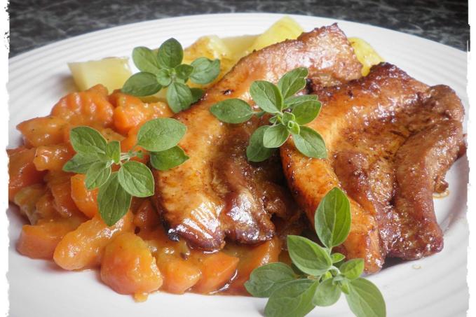 ROZPEČENÝ VEPŘOVÝ BŮČEK S DUŠENOU KARI MRKVIČKOU