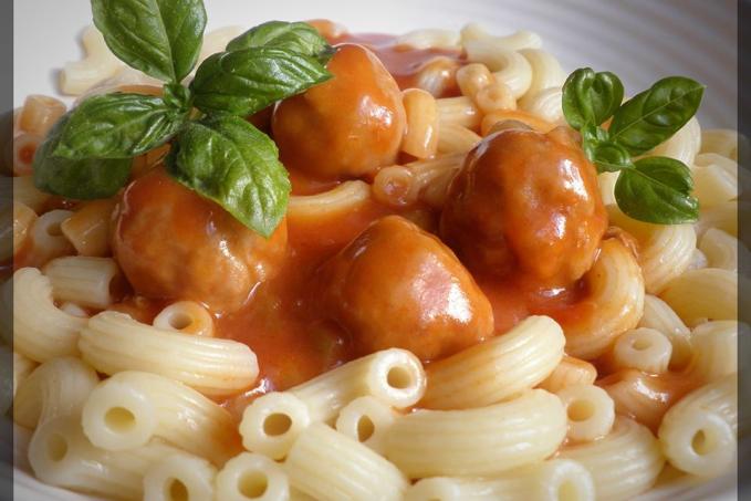 MASOVÉ KULIČKY V RAJSKÉ OMÁČCE S TĚSTOVINAMI