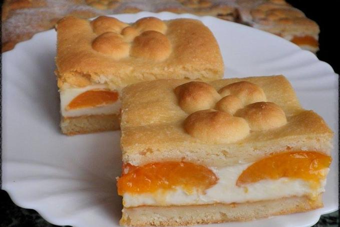 TVAROHOVÝ KOLÁČ S MERUŇKAMI