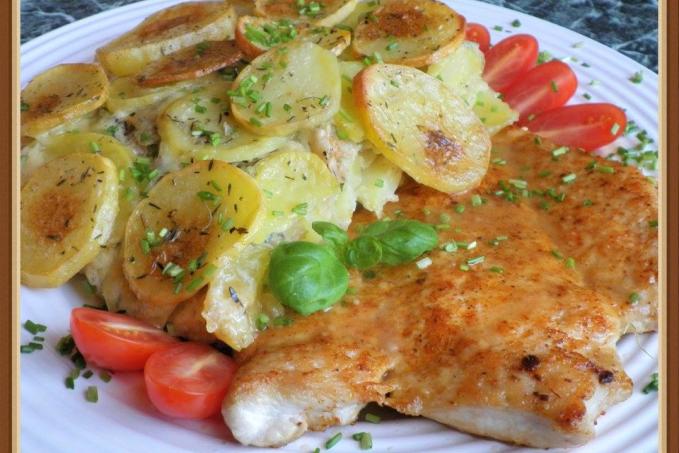 PŘÍRODNÍ KUŘECÍ PLÁTEK A ZAPEČENÉ BRAMBORY S CELEREM A NIVOU