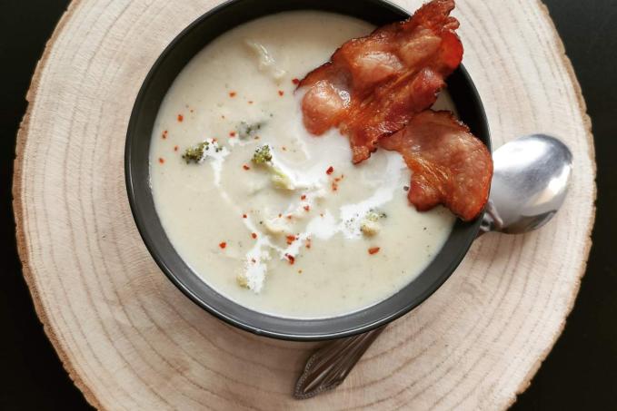 Krémová brokolicovo-květáková polévka, slaninový chips Lowcarb