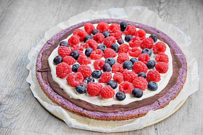 „Oopsie“ koláč s bobulemi a čokoládou (paleo, nízkosacharidové)