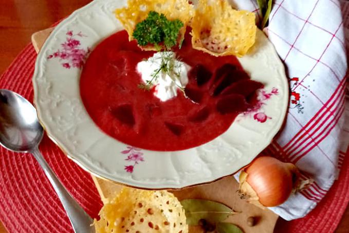 Polévka z červené řepy s parmezánovými košíčky - LC