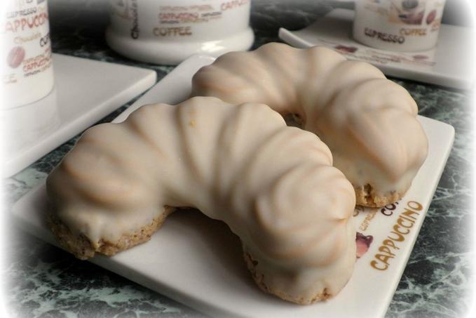 OŘECHOVÉ ROHLÍČKY S KARAMELOVÝM KRÉMEM