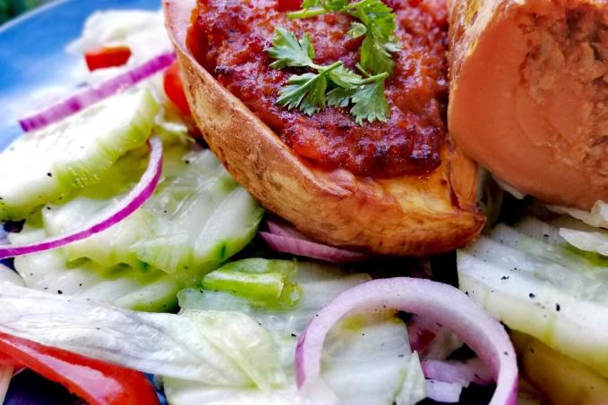 Batát plnený mletým mäsom, bryndzou a šalát - LC