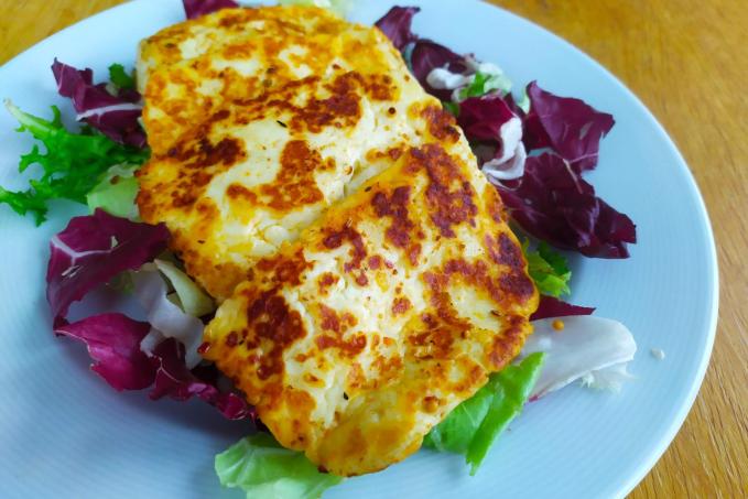 Pečený sýr halloumi na listovém salátu