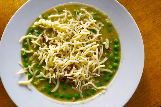 Hráškový krém s bazalkovým pestem a sýrem