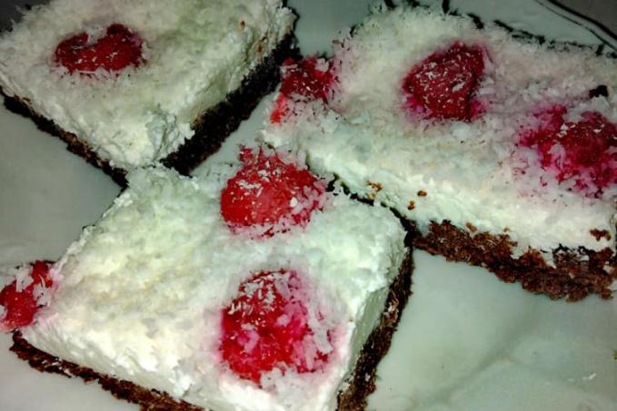 Kakaové tvarohové řezy s kokosem a malinami - LC