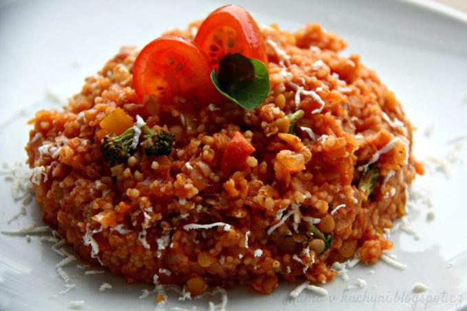 Kuskus s červenou čočkou a rajčaty (od 1 roku)