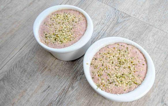 Odstáté těsto vliji do formiček, posypu konopnými semínky a peču v troubě cca 25-30 minut.