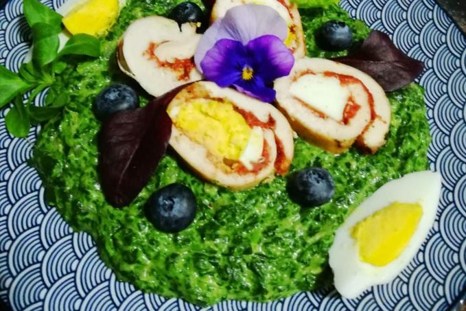 Špenátový prívarok s kuracou rolkou plnenú vajičkom