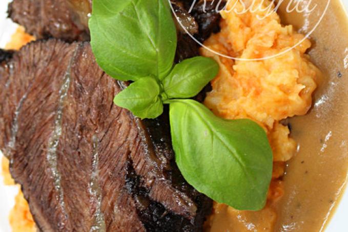 Hovězí líčka na víně s celerovo mrkvovým pyré