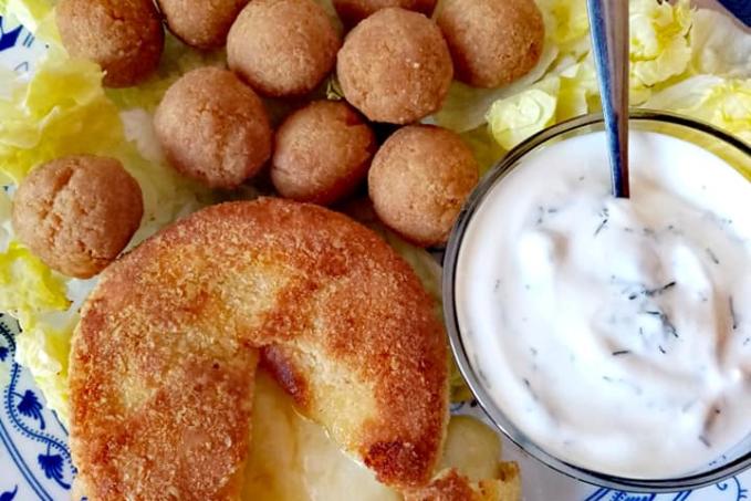 Krokety, smažený hermelín a jogurtovo_česnekový dip