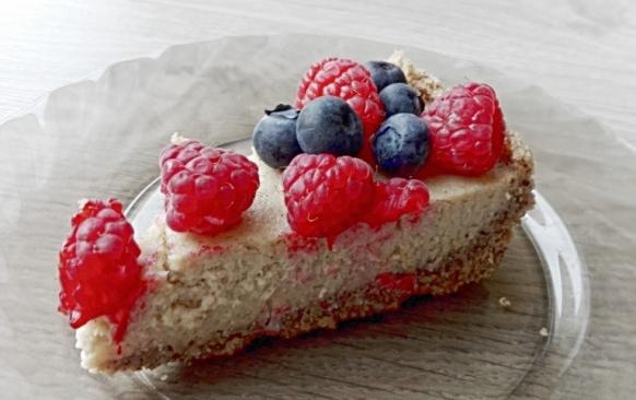 Pekáč jsem přiklopila a dala péct do předem vyhřáté trouby na 150°C 15 minut. Pak jsem ubrala teplotu na 120°C a pekla další hodinu. Po hodině jsem sundala pokličku z pekáče a pekla nepřiklopené další jednu hodinu. Troubu jsem vypnula, koláč v ní ještě nechala chladnout hodinu, pak teprve jsem téměř vychladlou formu vyndala ven. Voda byla z pekáče odpařená a koláč bez jediné praskliny :).

Sundala jsem snímatelný prstencový bok a navrch jsem koláč posypala čerstvým bobulovitým ovocem.