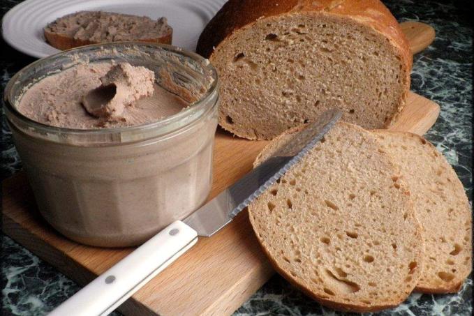 CHLÉB ZADĚLÁVANÝ ČERNÝM PIVEM A RYCHLÁ DOMÁCÍ JÁTROVKA