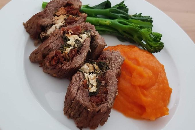 Hovězí roláda s dýňovým pyré a baby brokolicí