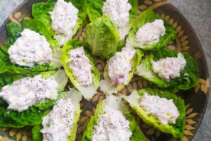 Jarní tvarohová pomazánka s ředkvičkami na salátové lodičce