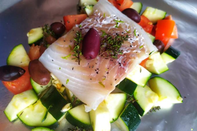 Treska s rajčaty, cuketou a tymiánem v papilotě