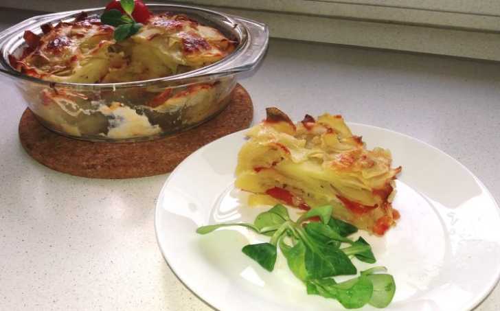Brambory zapečené s rajčaty, mozzarellou a bazalkou