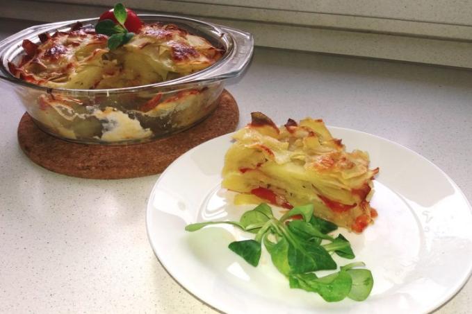 Brambory zapečené s rajčaty, mozzarellou a bazalkou