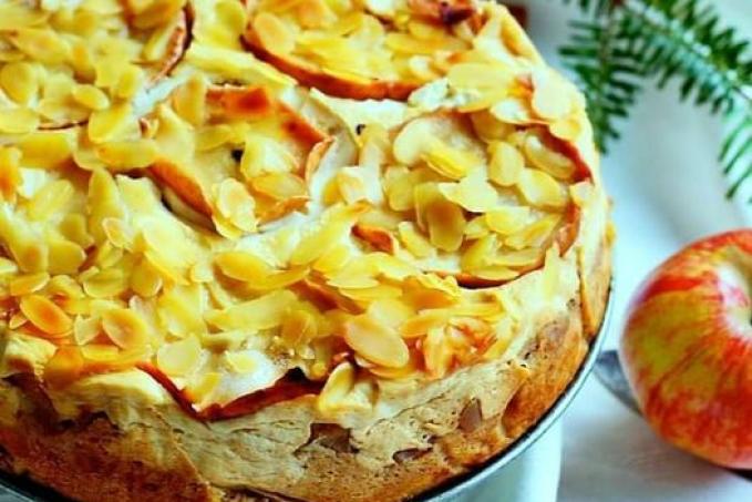 Tvarohový koláč s karamelovými jablíčky a mandlemi bez lepku i laktózy