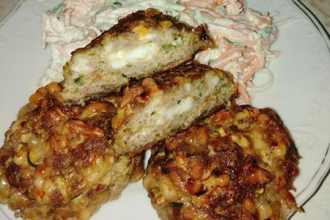 Cuketové karbanátky se salátem - LC