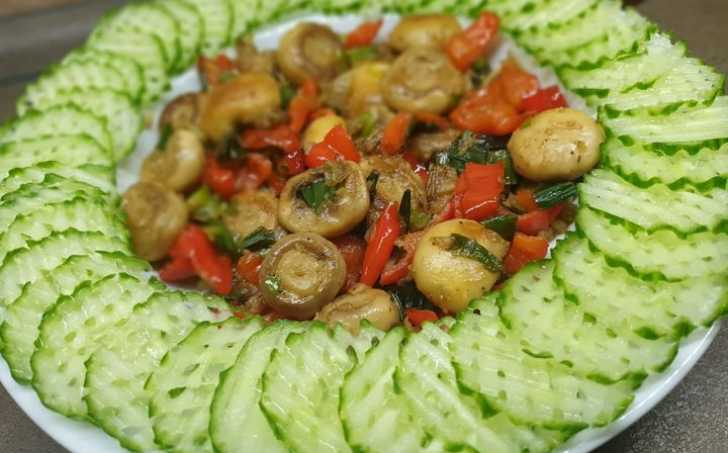 Pečené žampióny na česneku s okurkou