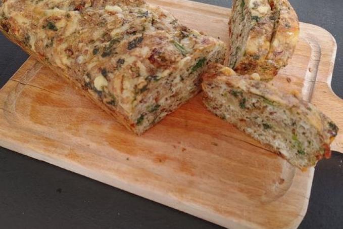 Cibulový chléb s kopřivami a sušenými rajčaty