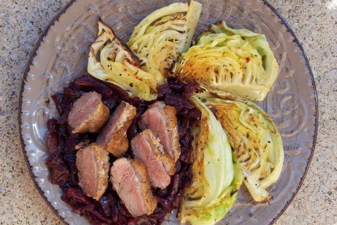 Kachní prsa, pečené rané zelí a remuláda z červené cibule