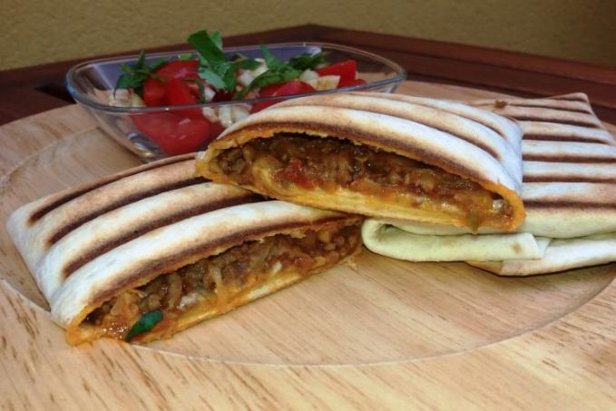 Grilované tortilly plněné masem a zeleninou