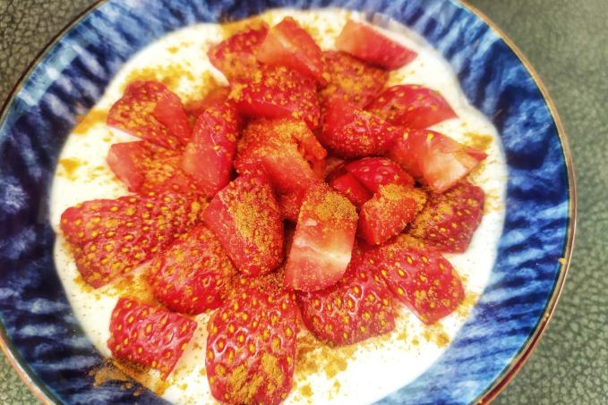 Šlehaný tvaroh s ovocem a skořicí