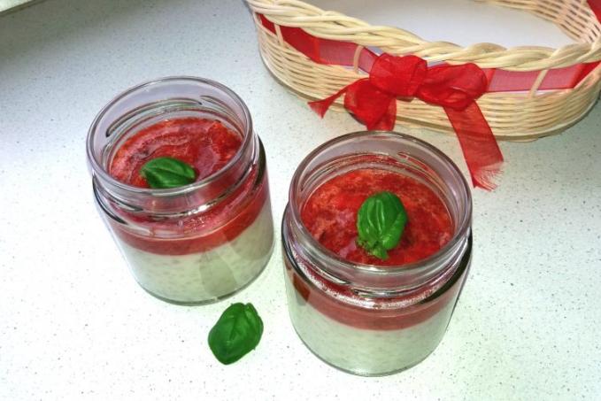 Kokosovo-jahodová tapioca s bazalkou